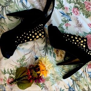 Nearly new platform 4” black heels by Steve Madden